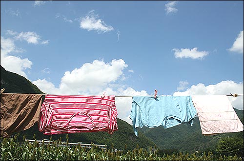 정선을 헤매다가 만난 하늘. 바람에 흔들리는 빨래들과 아주아주 잘 어울리는 풍경이었다. 